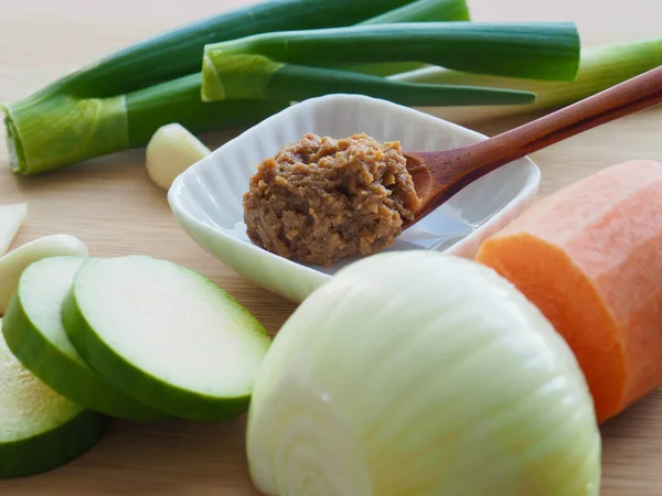 Geleneksel Kore yemeği soya fasulyesi ve sebze, miso.