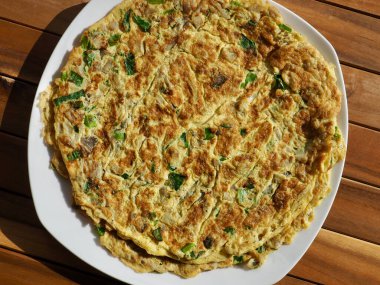 Asya yemekleri sebze ve yumurta krepleri.