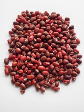 Porselen tabakta kırmızı fasulye, küçük fasulye, azuki