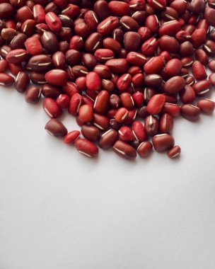 Porselen tabakta kırmızı fasulye, küçük fasulye, azuki