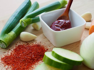 Geleneksel Kore sosu gochujang ve sebze.
