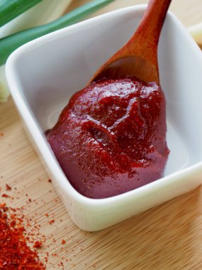 Geleneksel Kore sosu gochujang ve sebze.