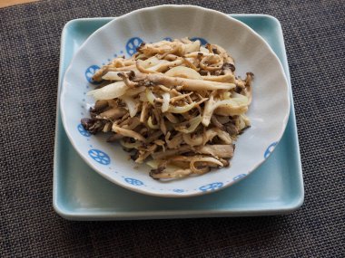 Kızarmış yemek, istiridye mantarı ve sebzeli.