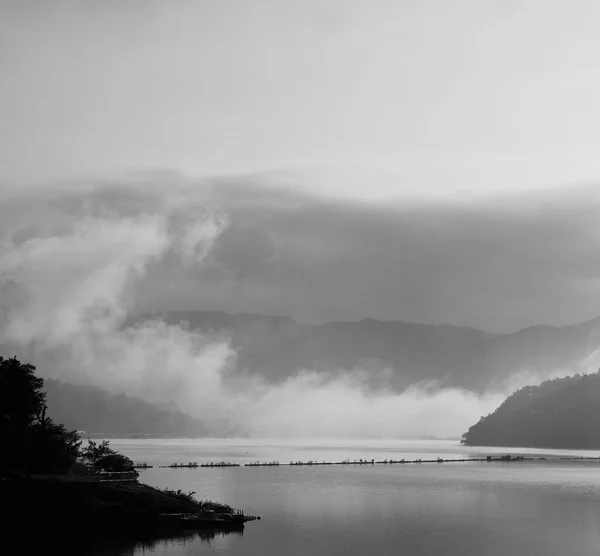 韩国昌州市大兴湖清晨 水雾风景 — 图库照片
