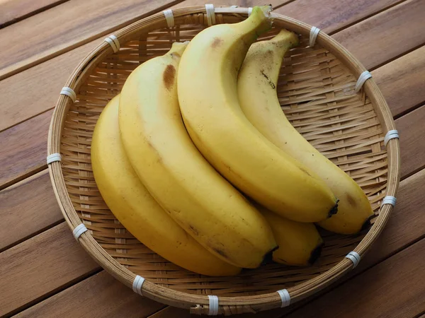 Plátanos Amarillos Una Cesta Frutas Tropicales — Foto de Stock