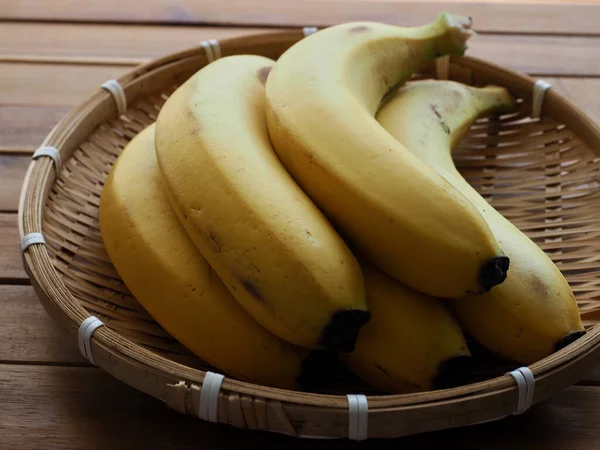 Plátanos Amarillos Una Cesta Frutas Tropicales — Foto de Stock