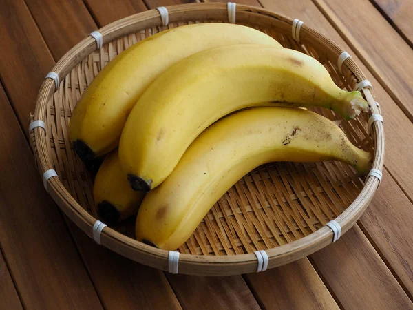 Plátanos Amarillos Una Cesta Frutas Tropicales — Foto de Stock