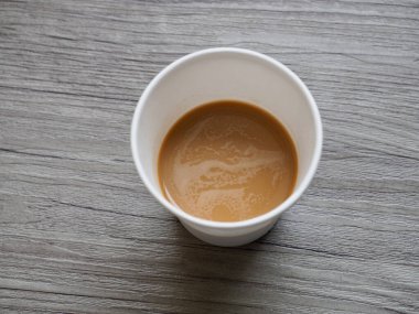 Kağıt bardakta kahve karışımı.