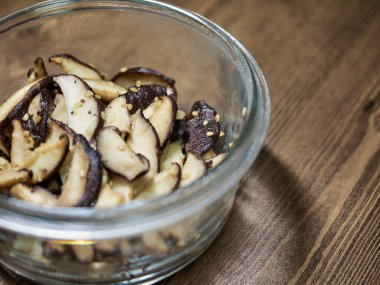 Asya yemekleri kızartılmış shiitake mantarı.