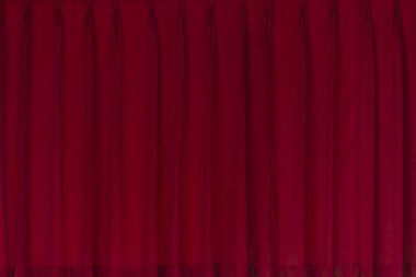 Kırmızı film ya da içinde düz çizgiler olan tiyatro perdesi.