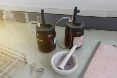 Kimyasal kehribar şişeleri terk edilmiş bir laboratuarda eski test tüplerini parçalamış..