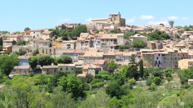 Valensole Köyü Provence Entre Colline et ciel bleu.