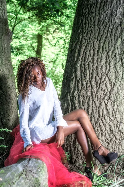 Modell im Wald — Stockfoto