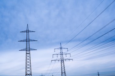 yüksek güç direği ve gökyüzü