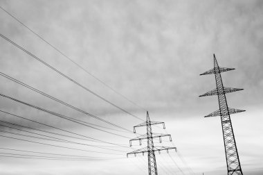 Çelikten yapılma elektrik direği.