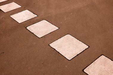 asfalt üzerinde şeritler