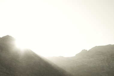 Dağlarda gün doğumu