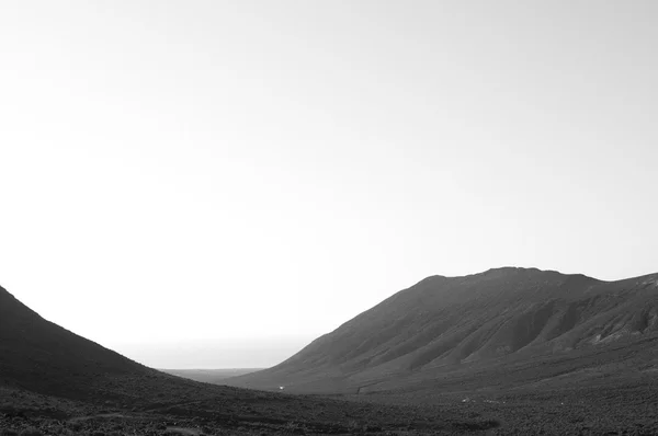 Montañas de niebla al amanecer —  Fotos de Stock