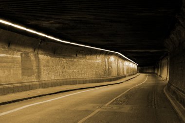 Neon ışıkları olan terk edilmiş yeraltı tüneli.