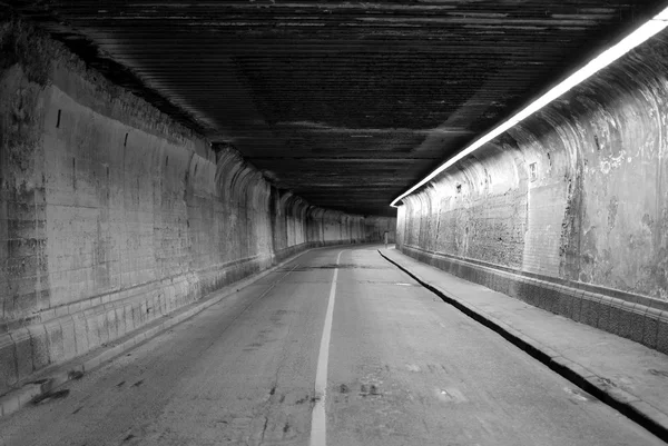 Ondergrondse Verlaten Tunnel Met Neonverlichting — Stockfoto