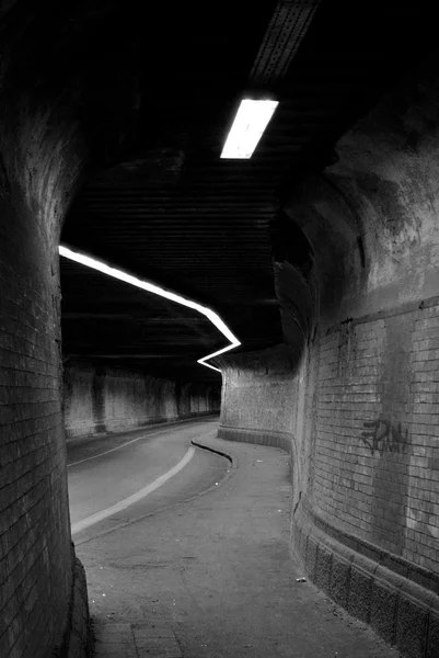 Unterirdischer Verlassener Tunnel Mit Neonlicht — Stockfoto