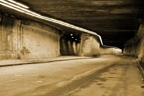 Unterirdischer Verlassener Tunnel Mit Neonlicht — Stockfoto