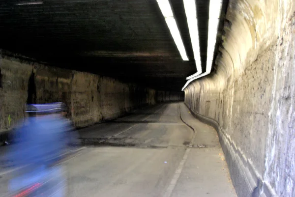 Unterirdischer Verlassener Tunnel Mit Neonlicht — Stockfoto