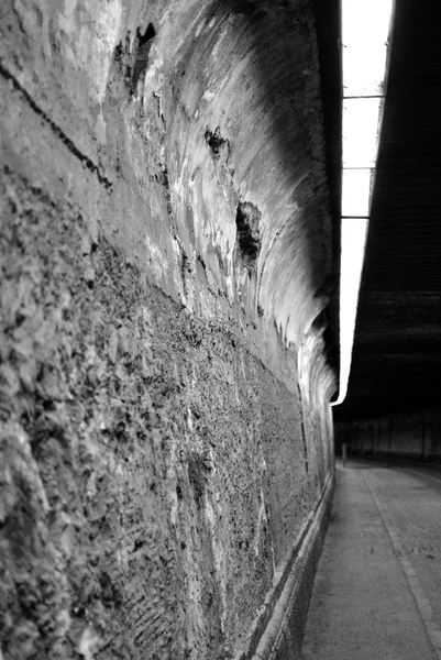 Podzemní Opuštěný Tunel Neonovými Světly — Stock fotografie