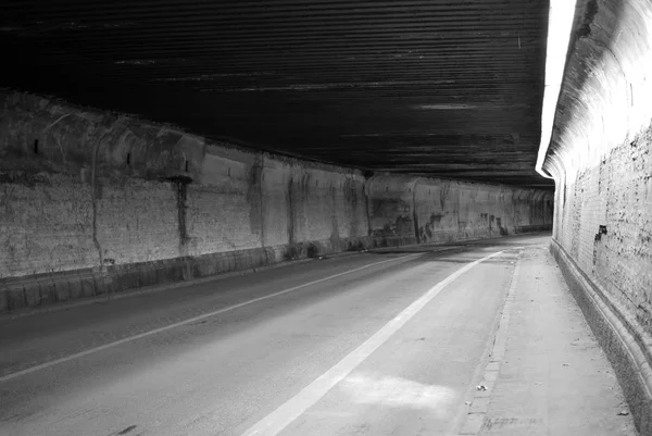 Ondergrondse Verlaten Tunnel Met Neonverlichting — Stockfoto