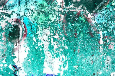 Yıpranmış beton cephe boya ile dinleniyor