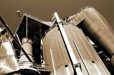 Terk edilmiş ve terk edilmiş bir sanayi tesisi.