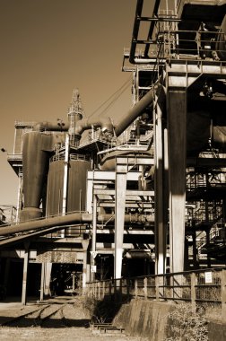 Terk edilmiş ve terk edilmiş bir sanayi tesisi.