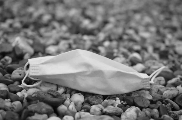 Ausrangierte Gebrauchte Maske Gegen Infektion — Stockfoto