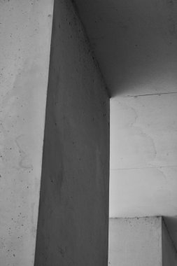 Ham, soğuk betondan yapılmış bir ortam.