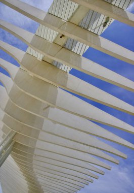 Güçlendirilmiş beton üzerine fütüristik yapı elemanları