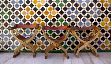 Arap fayansları ve üç tarihi Arap taburesi.