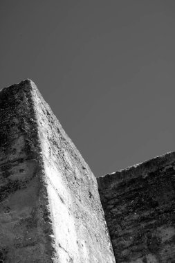 Terk edilmiş ve harabeye dönmüş bir harabenin detaylı görüntüsü