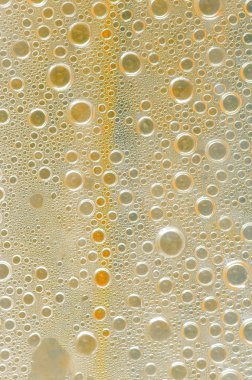 Bir pencere üzerinde sıvı damla