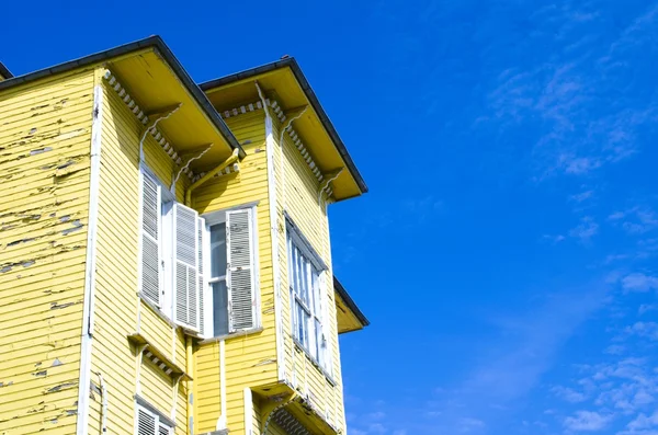 Gelbe Hausfassade — Stockfoto