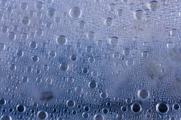 Flüssigkeit tropft auf ein Fenster — Stockfoto