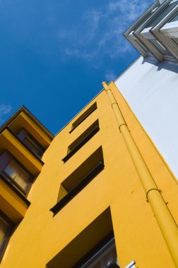 Mavi gökyüzüne karşı renkli binalar