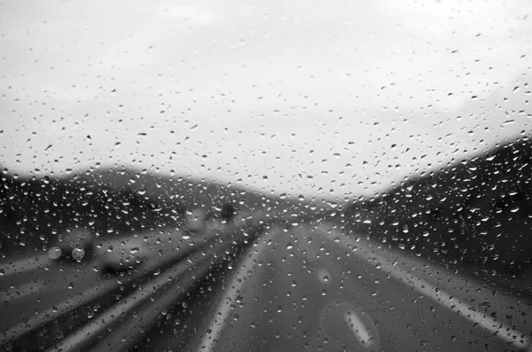 Condução de carro na chuva na estrada molhada . — Fotografia de Stock