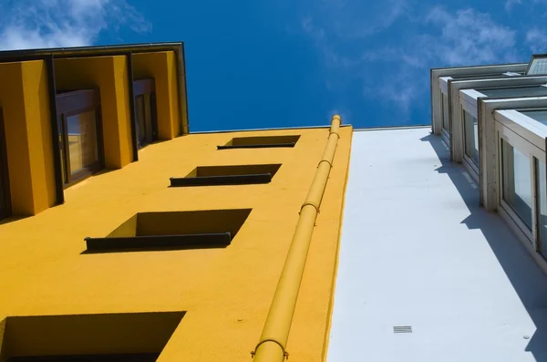 Gekleurde gebouwen tegen de blauwe hemel — Stockfoto