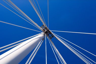 Kablolar ve köprü desteklerin