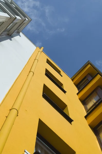 Farbige Gebäude gegen den blauen Himmel — Stockfoto