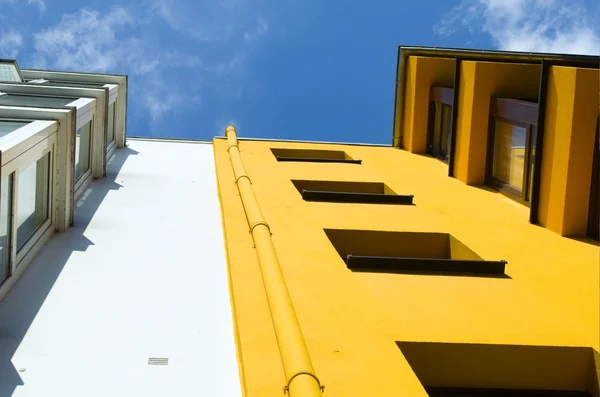 Edifici colorati contro il cielo blu — Foto Stock