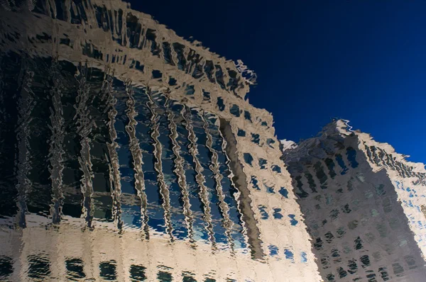 Londres refletindo na água — Fotografia de Stock