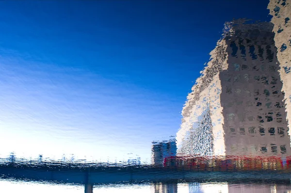 Londres réfléchissant dans l'eau — Photo