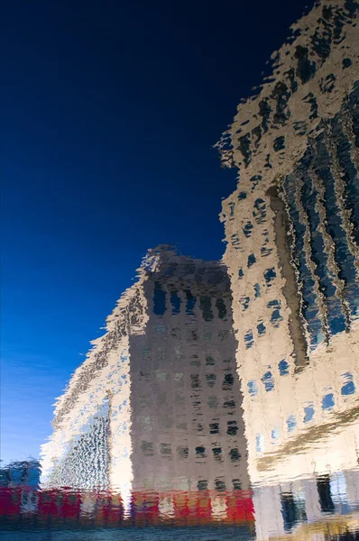 Londres refletindo na água — Fotografia de Stock