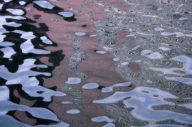 Su dalgaları yansıtıcı